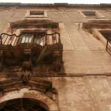 La facciata � caratterizzata da porte e finestre dall�architrave decorato con volute e conchiglie
